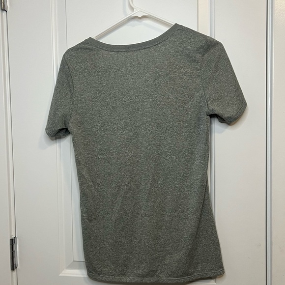 Nike Gray Fitted Short Sleeve v neck T-Shirt M - Picture 3 of 4